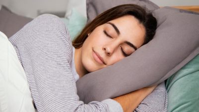 תמונה הממחישה הקשר בין תזונה לאיכות השינה: מה לאכול ומתי